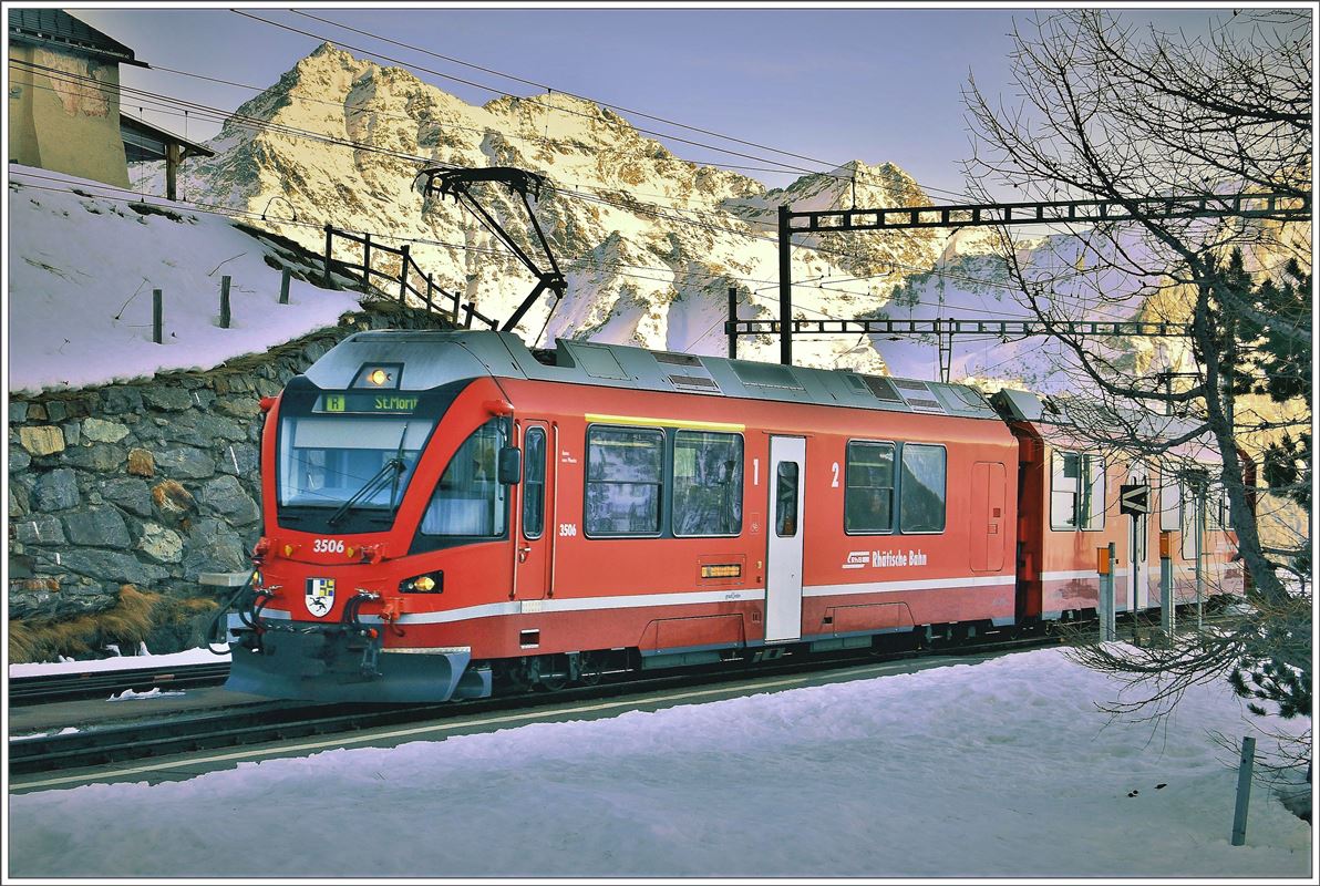 R1652 mit ABe 8/12 3506 in Alp Grüm. (08.12.2016)