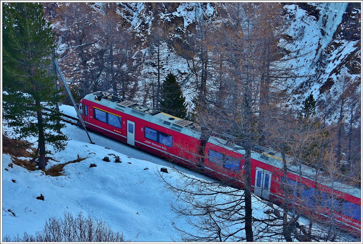 R1652 mit ABe 8/12 3506 in Alp Grüm. (08.12.2016)