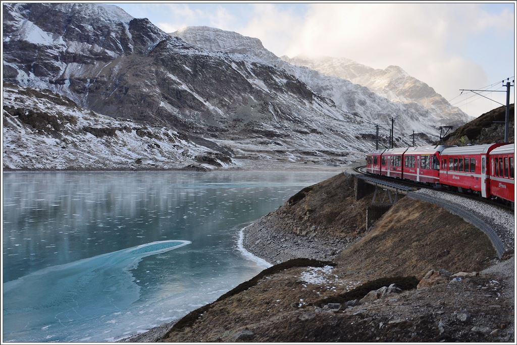R1652 mit ABe 8/12 3507 am zugefrorenen Lago Bianco. (28.11.2015)