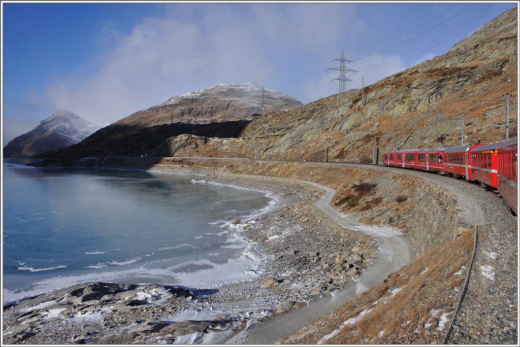 R1652 mit ABe 8/12 3507 am zugefrorenen Lago Bianco. (28.11.2015)