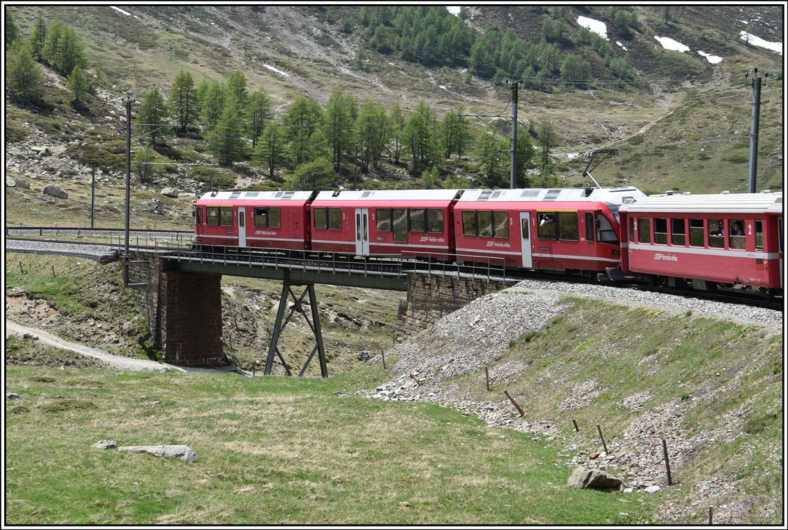 R1652 mit ABe 8/12 3508 auf der oberen Berninabachbrücke. (19.06.2019)
