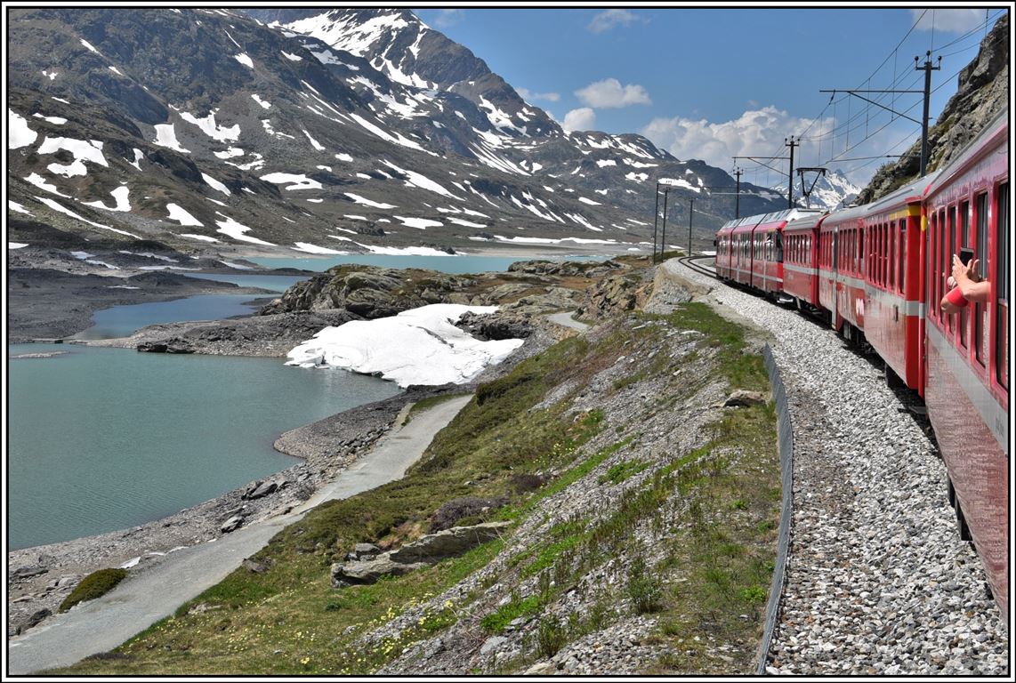 R1652 mit ABe 8/12 3508 fährt an den letzten Eisresten auf dem Lago Bianco vorbei. Kurz vor Ospizio Bernina geniesst jeder Passagier die Aussicht auf den See. (19.06.2019)