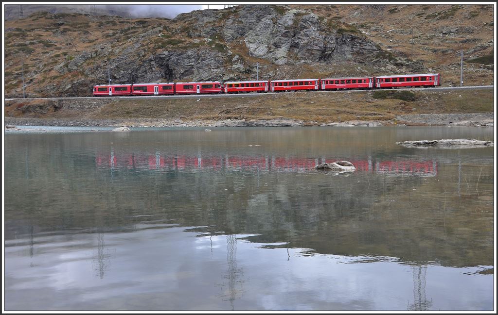 R1652 mit ABe 8/12 3509 am Ufer des Lago Bianco auf dem Berninapass. (08.10.2015)
