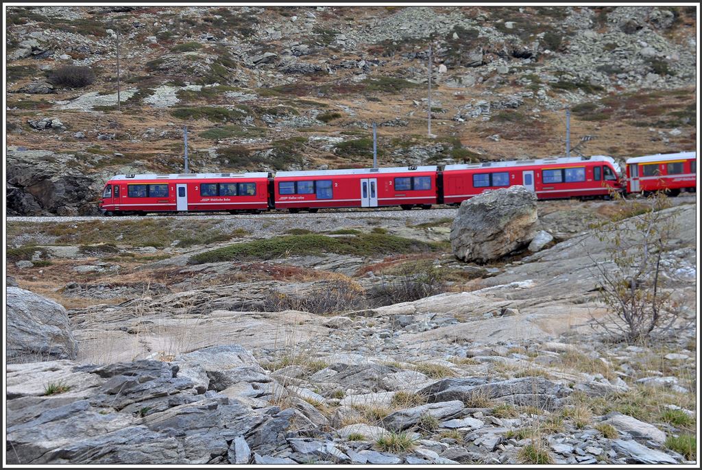 R1652 mit ABe 8/12 3509 am Ufer des Lago Bianco auf dem Berninapass. (08.10.2015)