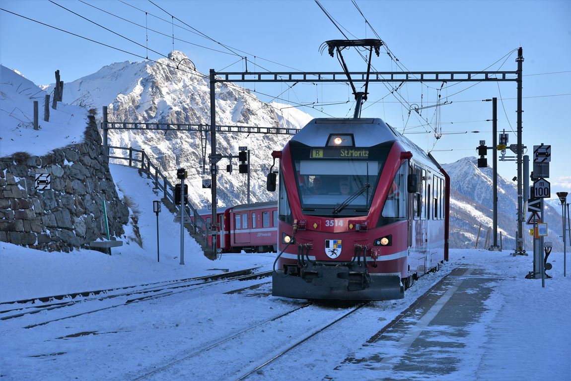 R1652 mit ABe 8/12 3514 nach St,Moritz fährt in Alp Grüm ein. (11.12.2018)