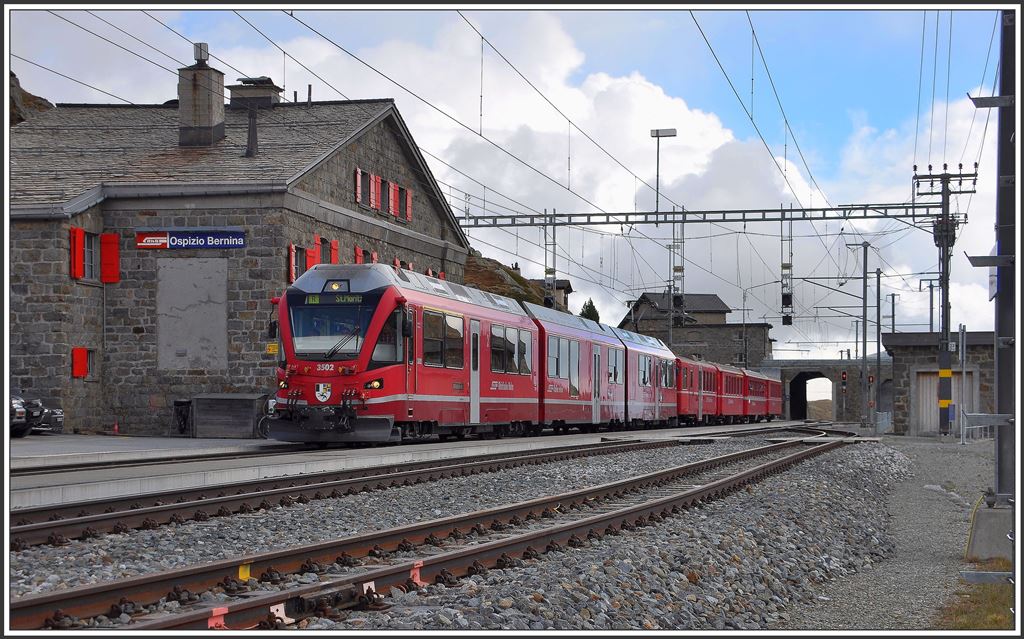 R1656 mit ABe 8/12 3502 ist in Ospizio Bernina eingetroffen. (08.10.2015)