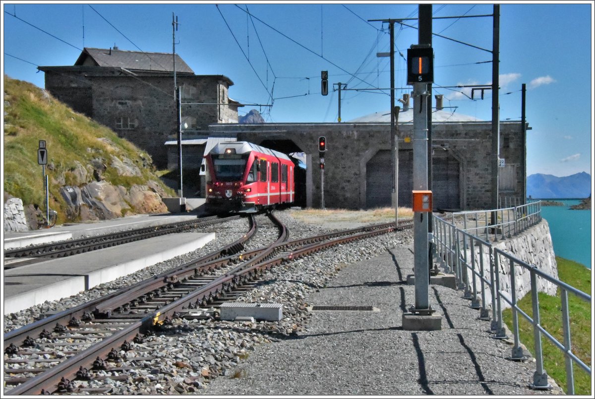 R1656 mit Allegra ABe 8/12 3513 in Ospizio Bernina 2253m. (06.09.2016)