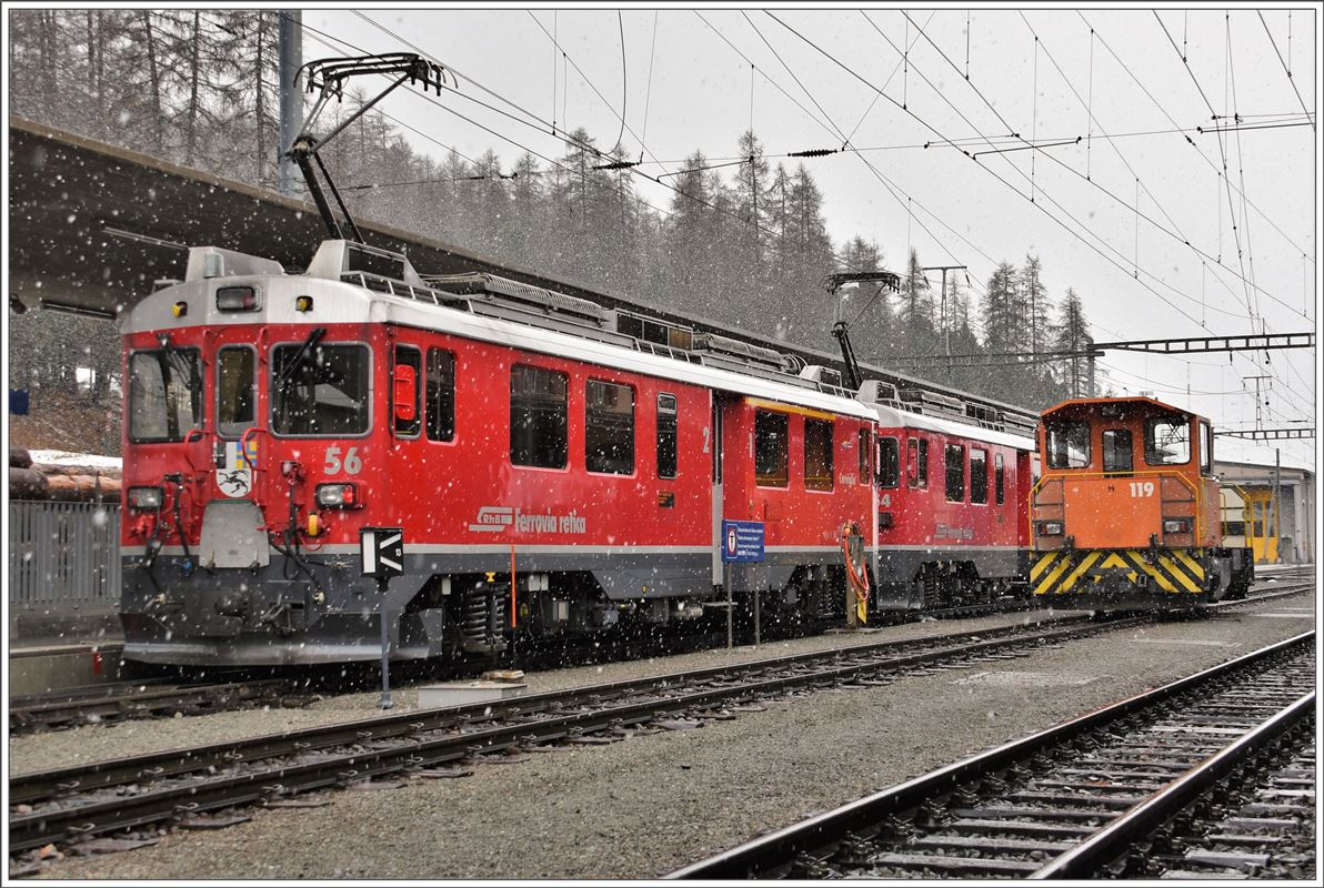 R1656 mit den beiden ABe 4/4 III 56  Corviglia  und 54  Hakone  haben mich in Alleinfahrt zurück nach Pontresina gebracht. Tm 2/2 119 wartet auf den nächsten Güterzug. (27.04.2017)