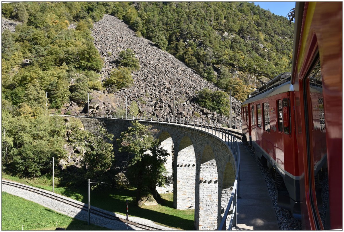 R1660 mit ABe 4/4 III 56   Corviglia  auf dem Kreisviadukt von Brusio. (06.10.2016)