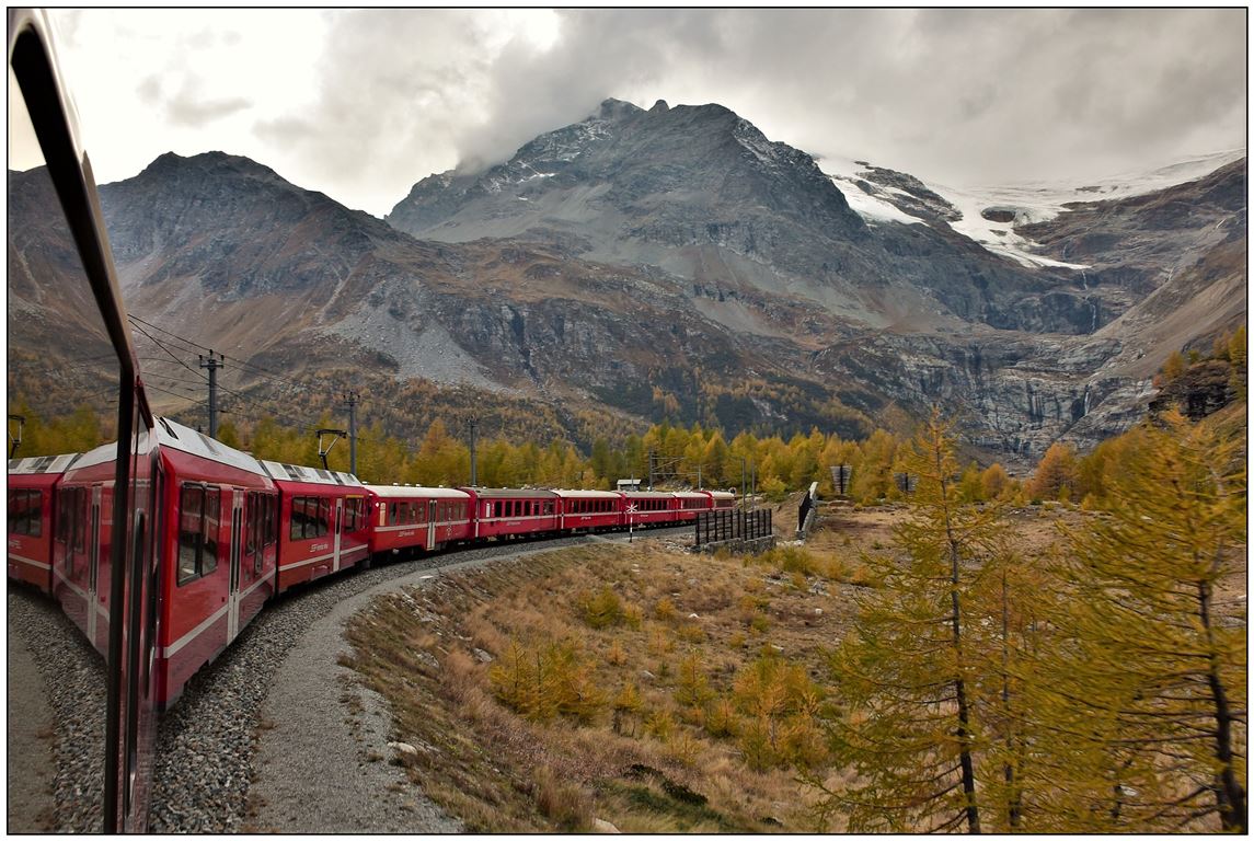 R1664 mit ABe 8/12 3505 ist oberhalb Alp Grüm Richtung St.Moritz unterwegs. Im Hintergrund erkennt man den kläglichen Rest des Palugletschers. (18.10.2018)
