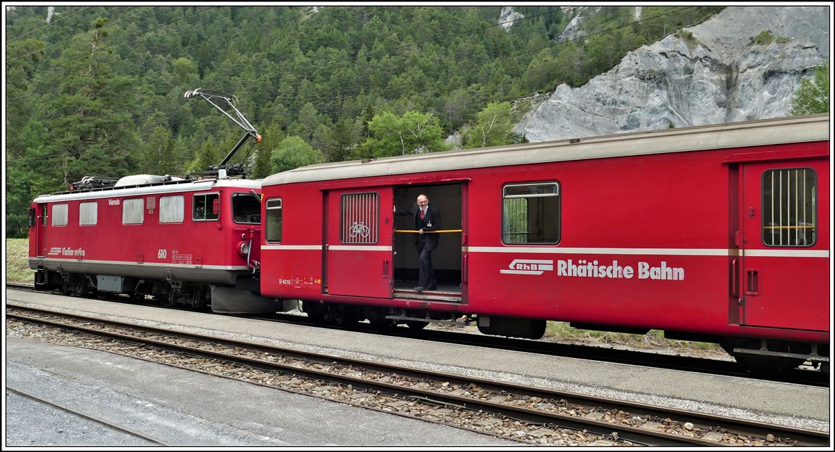 R1751 mit Ge 4/4 I 610  Viamala  mit D4210 in Versam-Safien, wo Zugchef Martin Schmid  wegen des trüben Wetters vergeblich auf Kajakfahrer wartet. (14.06.2020)