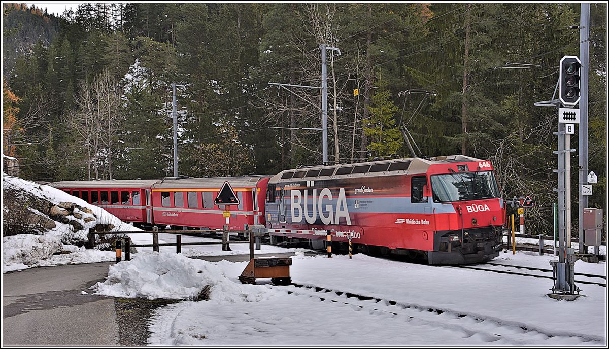 R1816 nach Davos Platz mit schiebender Ge 4/4 III 646  Sta.Maria/Val Müstair  in Wiesen. (22.11.2019)