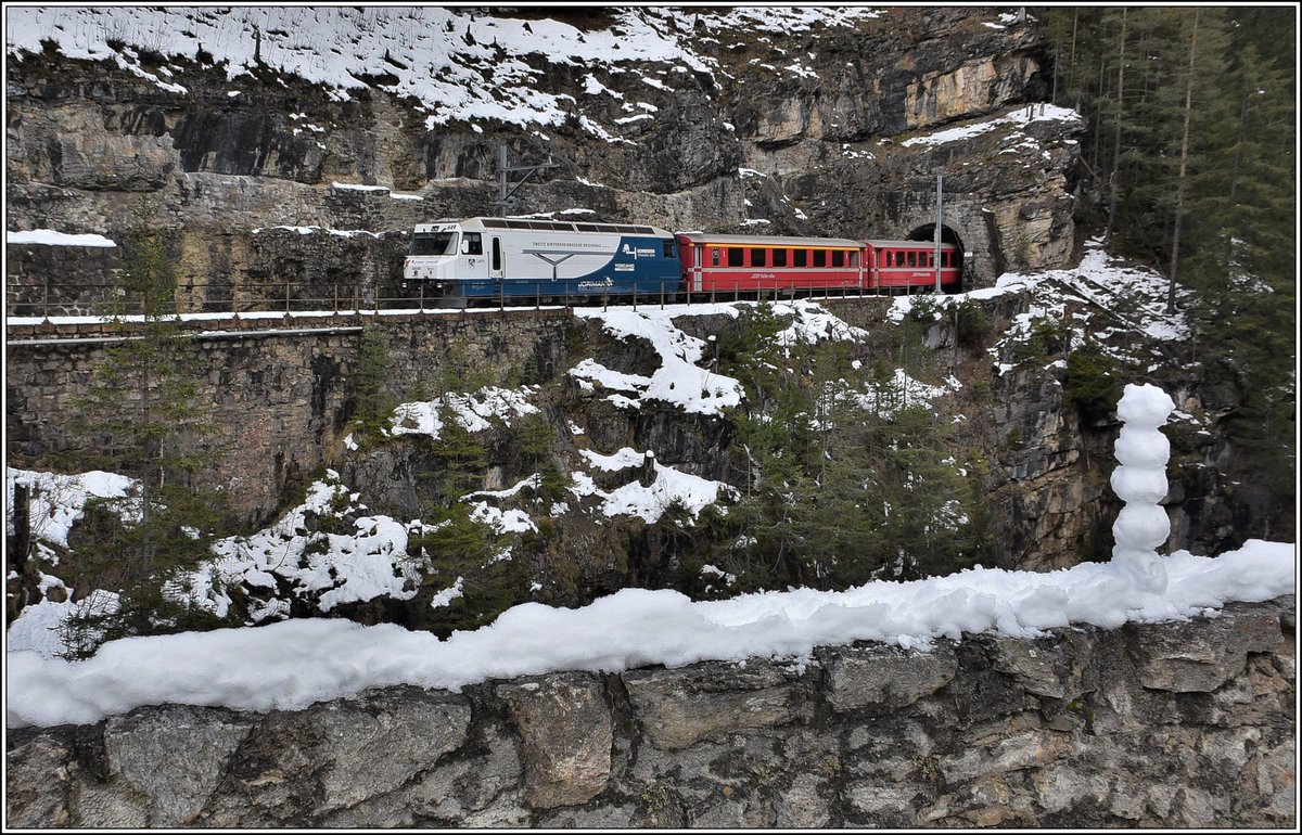 R1817 nach Filisur mit Ge 4/4 III 649  Lavin  bei Wiesen. (22.11.2019)