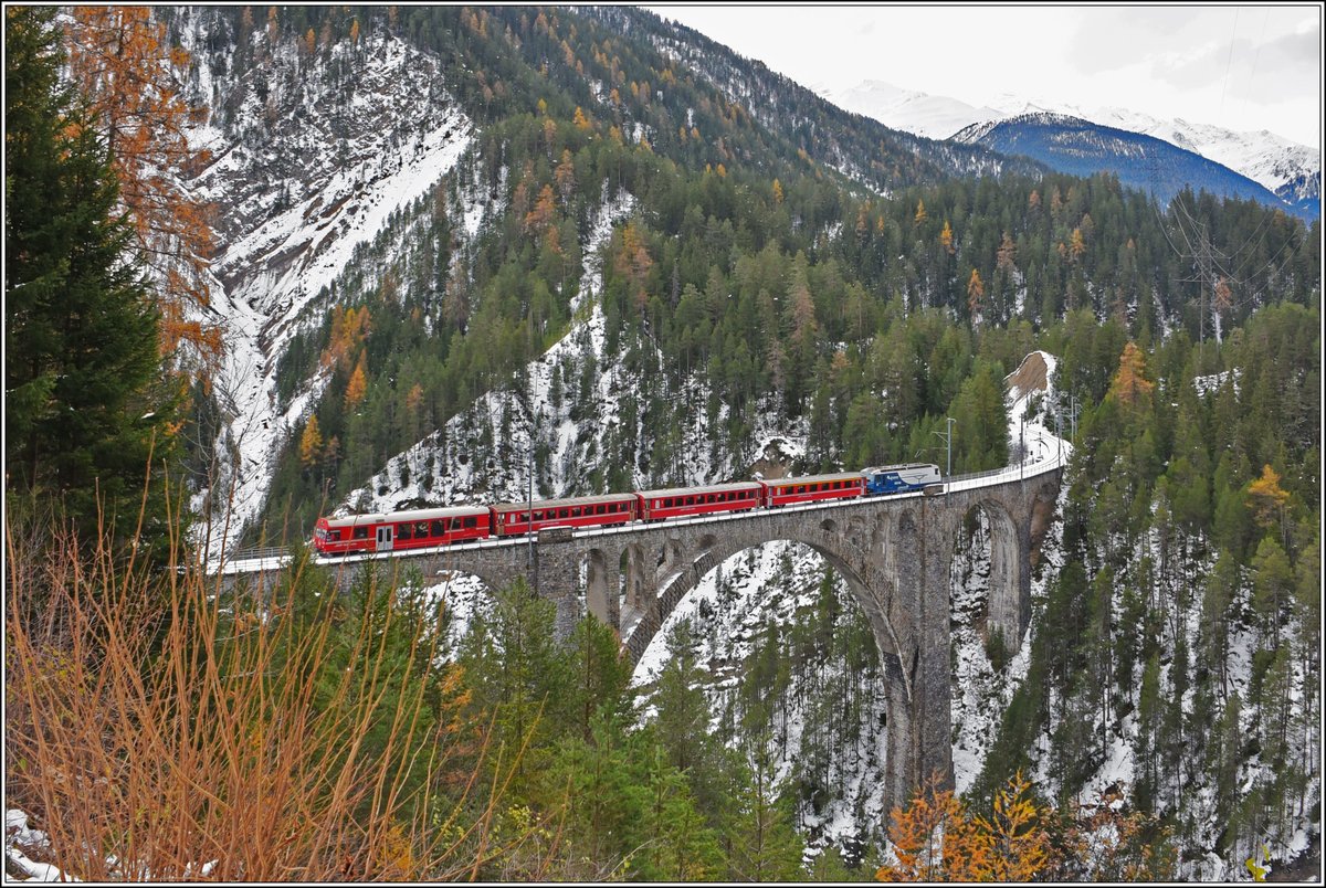 R1820 nach Davos mit Ge 4/4 III 649  Lavin  und Steuerwagen 1752 auf dem Wiesener Viadukt. (22.11.2019)