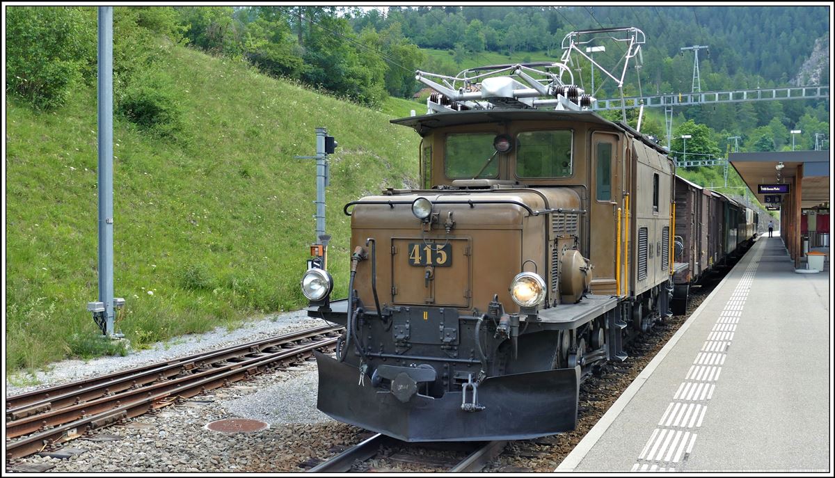 R1822 mit Ge 6/6 I 415 ist bereit in Filisur zur Fahrt nach Davos Platz. (01.07.2020)