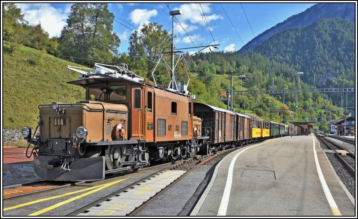 R1822 nach Davos Platz mit der Ge 6/6 I 414 verlässt Filisur. (30.09.2019)