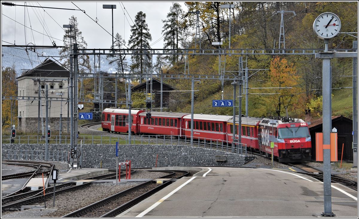 R1828 nach Davos Platz mit der Ge 4/4 III 646  Sta.Maria/Val Müstair  verlässt Filisur. (06.11.2019)