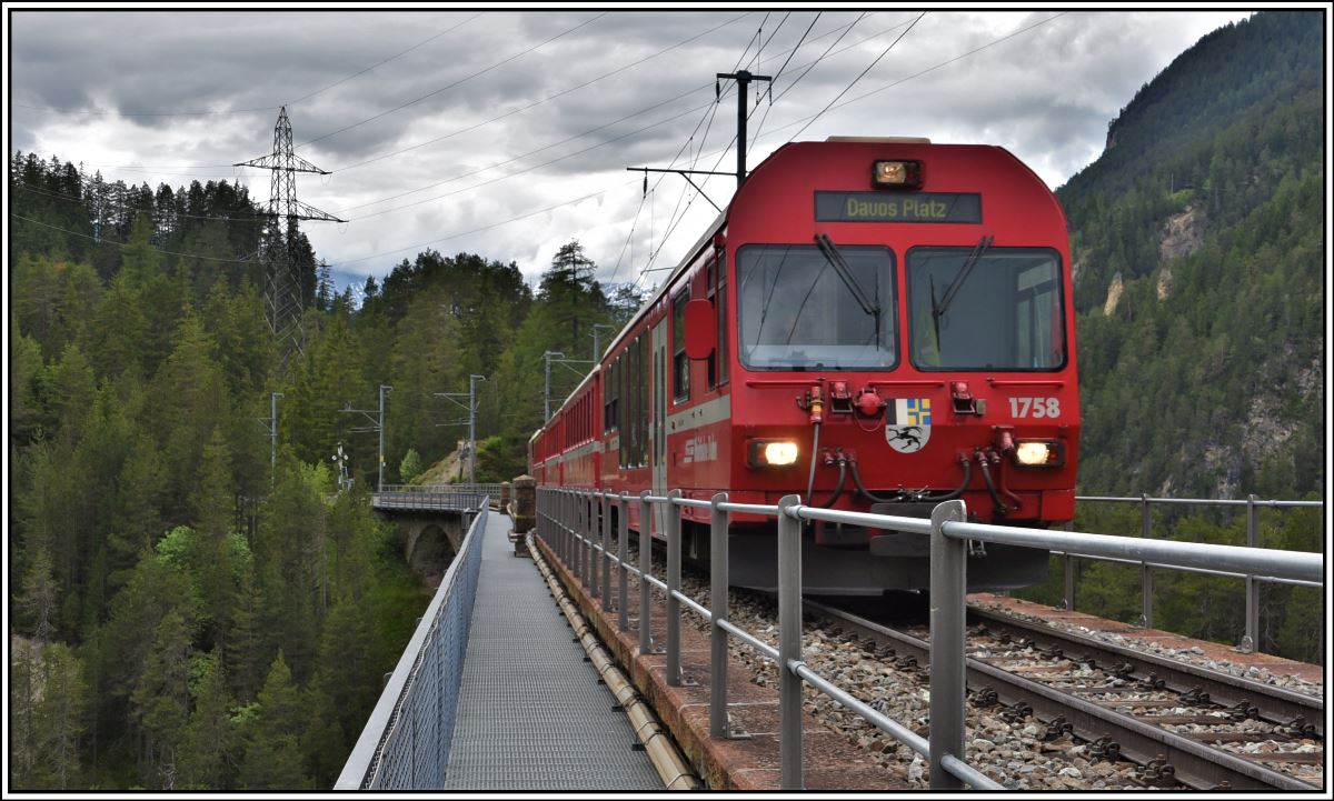 R1832 nach Davos Platz mit führendem BDt 1758 auf dem Wiesner Viadukt. (16.06.2019)