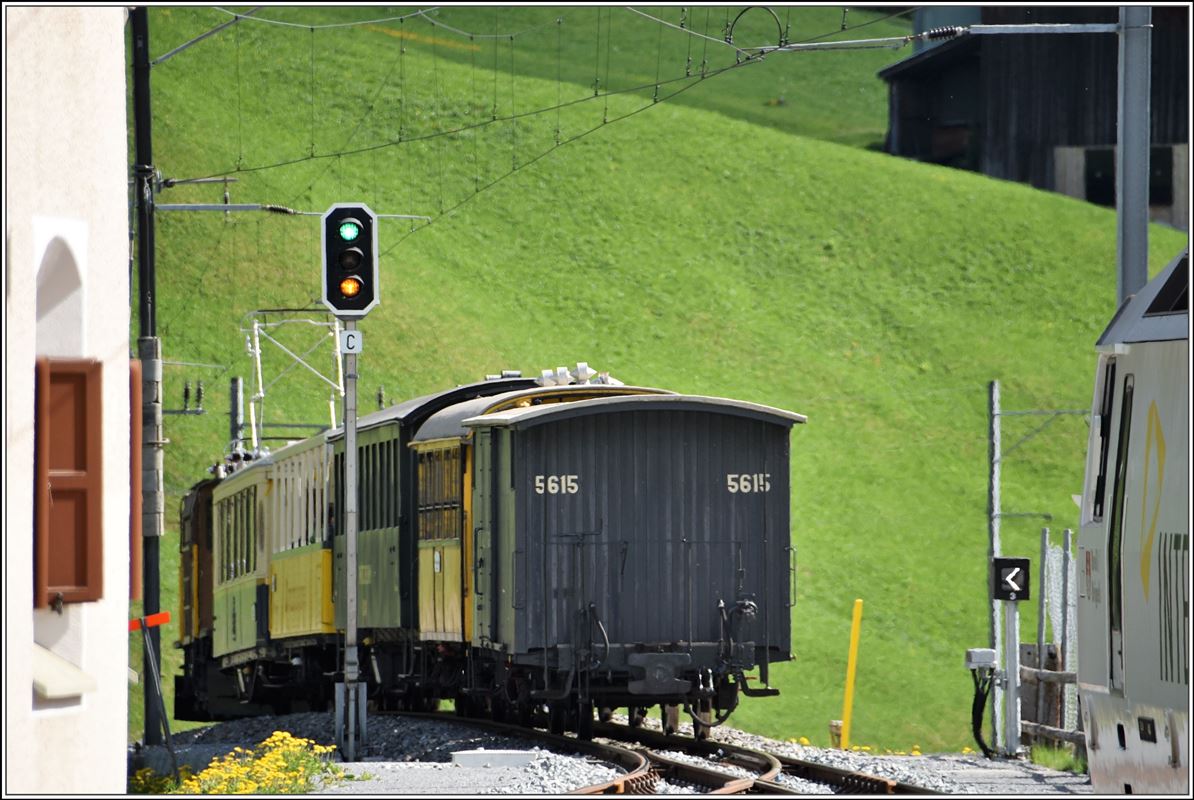 R1839 nach Filisur mit der Ge 6/6 I 414 verlässt den Bahnhof Davos Glaris. (13.05.2018)