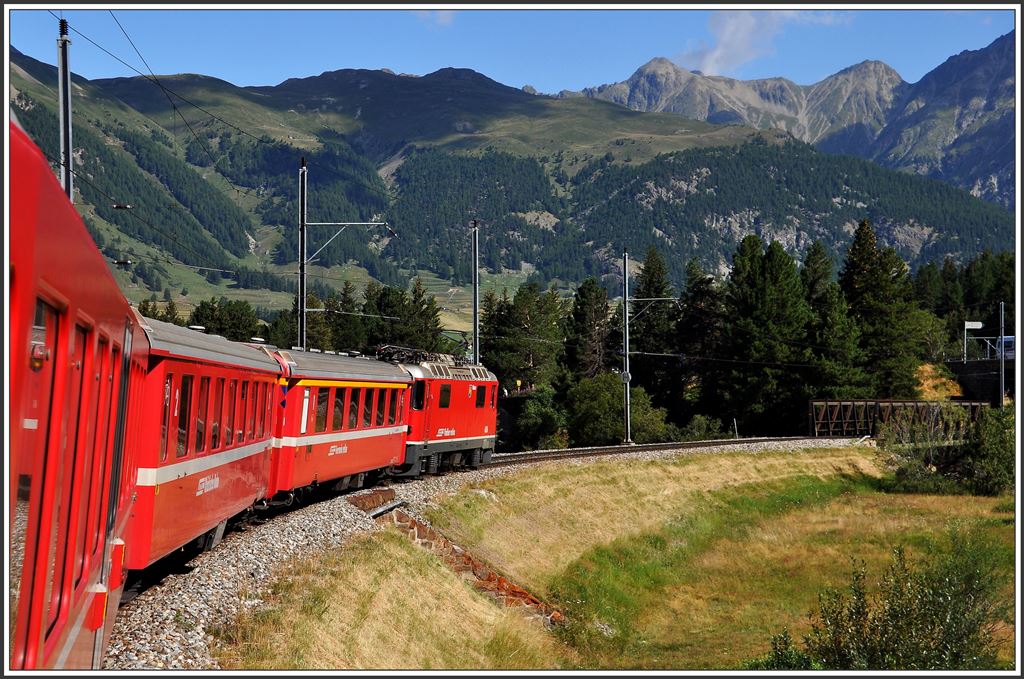 R1925 mit Ge 4/4 II 626  Malans  bei Punt Muragl. (27.07.2015)