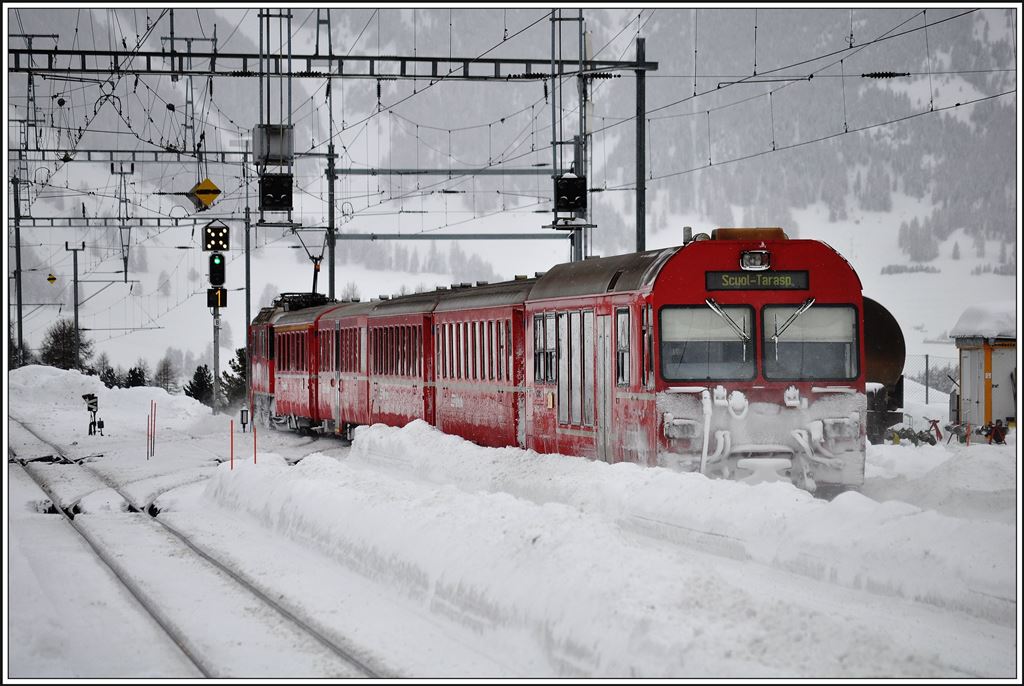 R1928 nach Scuol-Tarasp verlässt Pontresina. (05.02.2014)