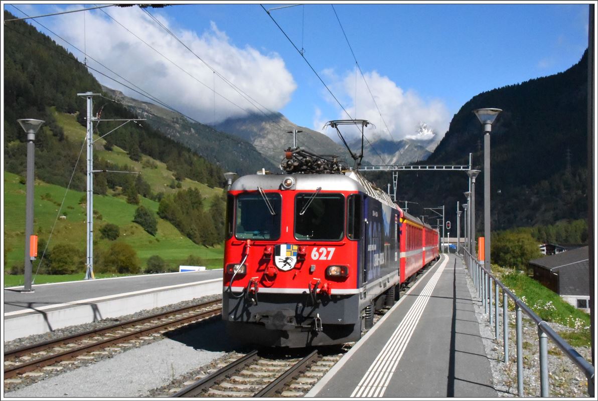 R1929 mit ge 4/4 II 627  Reichenau-Tamins  in Zernez. (06.09.2016)