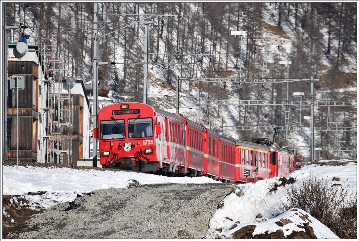 R1929 mit Steuerwagen 1721 und Ge 4/4 II 630  Trun  nach Pontresina in Bever. (15.11.2017)