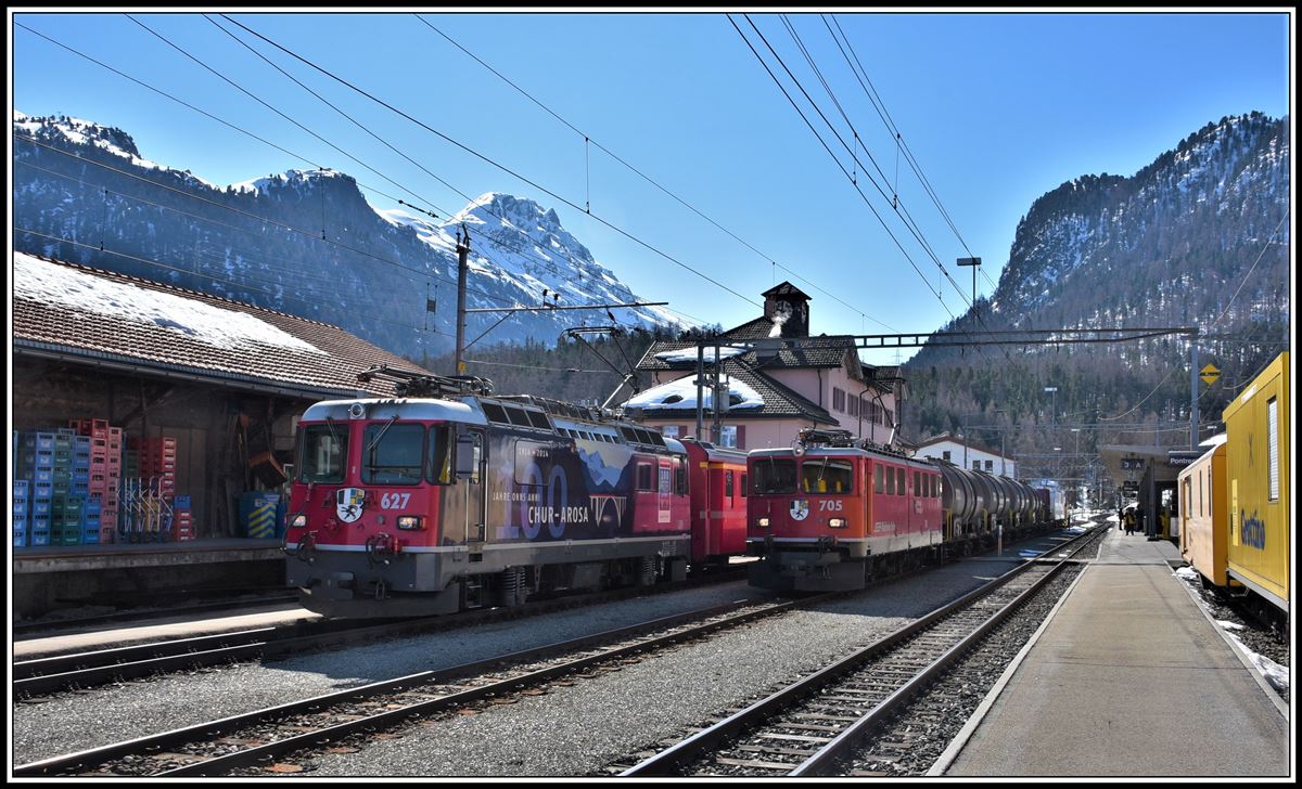 R1932 mit Ge 4/4 II 627  Reichenau-Tamins  und Güterzug mit der Ge 6/6 II 705  Pontresina/Puntraschigna , beide nach Samedan, in Pontresina. (17.04.2019)