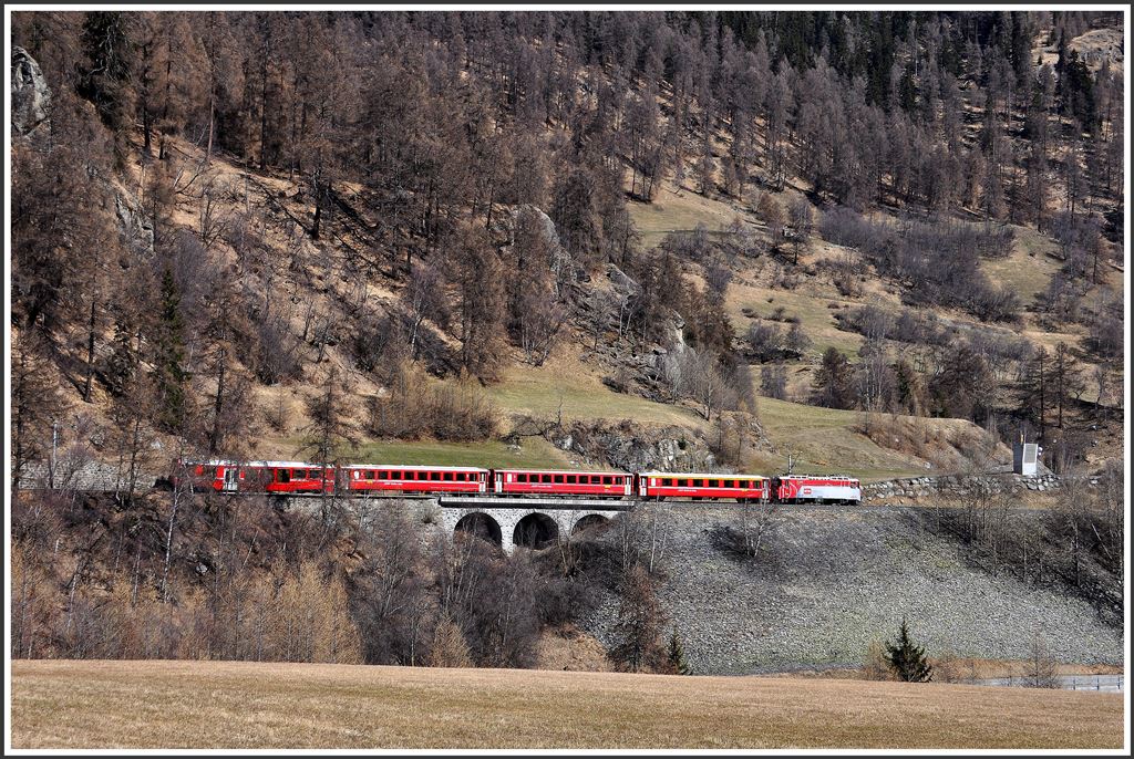 R1932 mit der Ge 4/4 II 633  Zuoz  zwischen Susch und Sagliains. (10.04.2015)