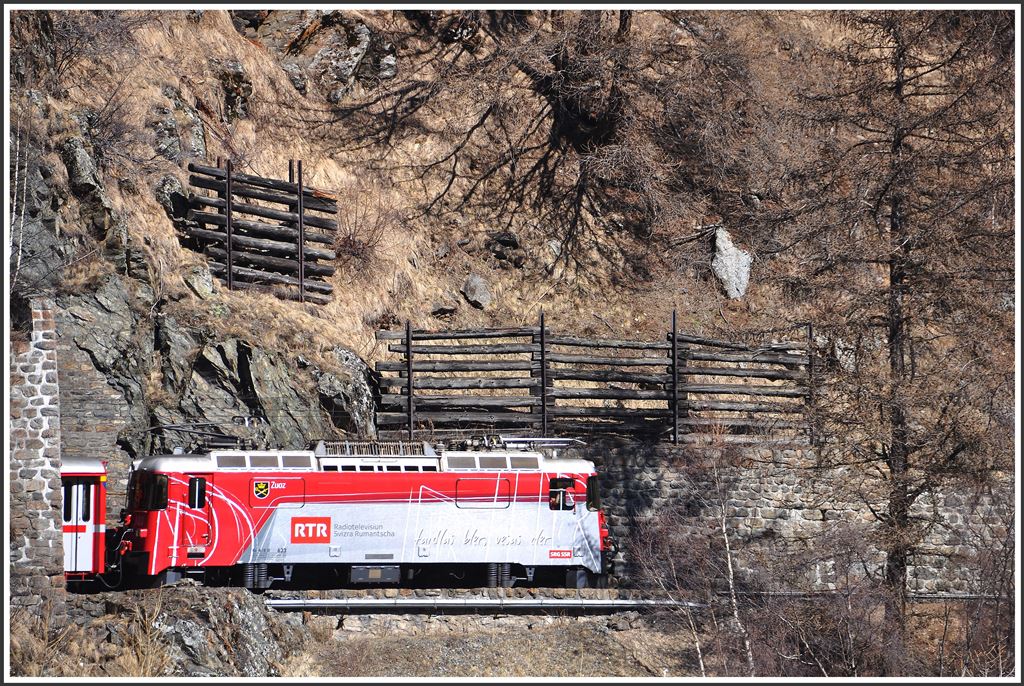 R1932 mit der Ge 4/4 II 633  Zuoz  zwischen Susch und Sagliains. (10.04.2015)