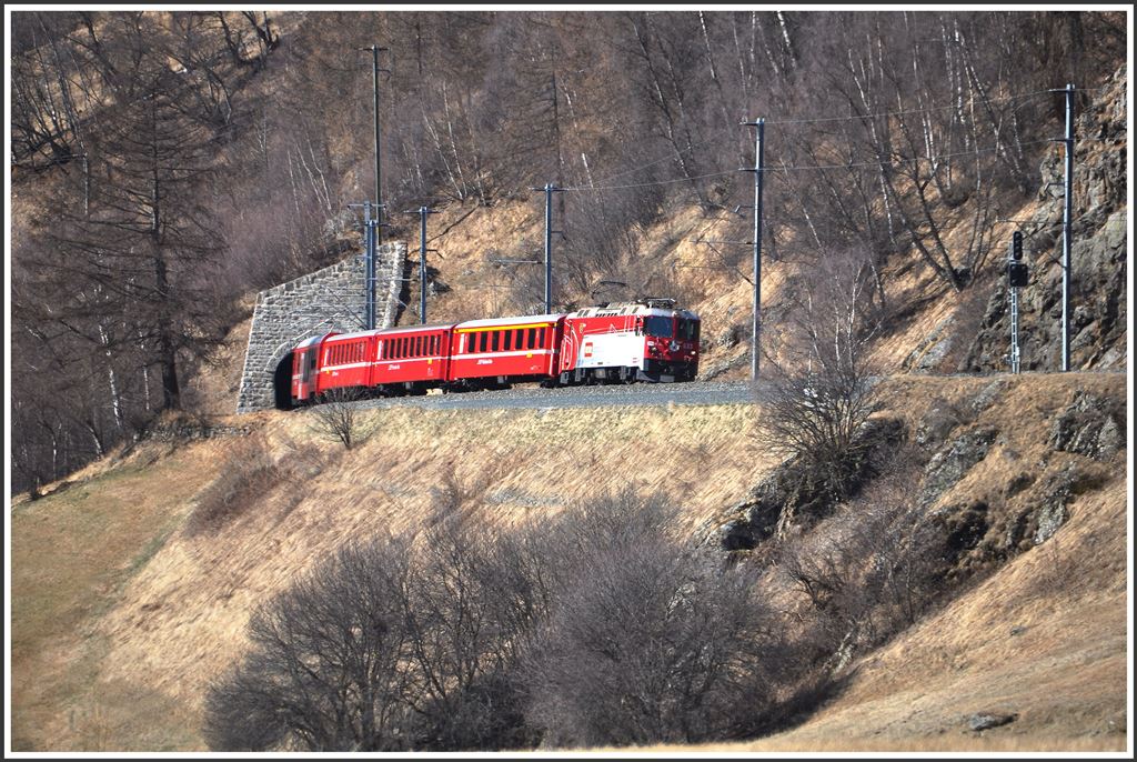 R1932 mit der Ge 4/4 II 633  Zuoz  zwischen Susch und Sagliains. (10.04.2015)