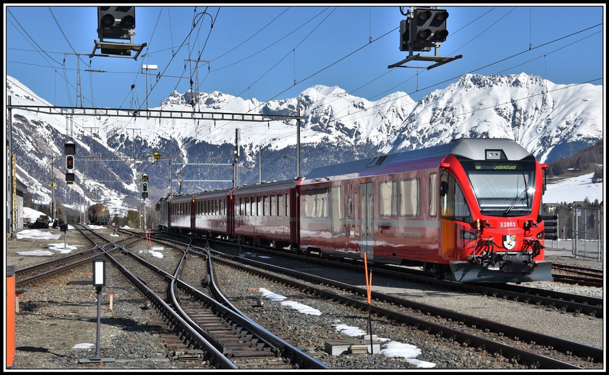 R1932 nach Samedan mit Ge 4/4 II 627  Reichenau-Tamins  und Steuerwagen Bt52802 in Pontresina. (17.04.2019)