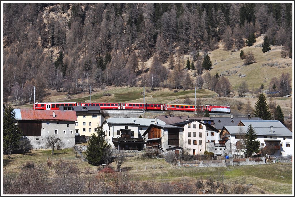 R1933 mit Ge 4/4 II 633  Zuoz  in Lavin. (10.04.2015)