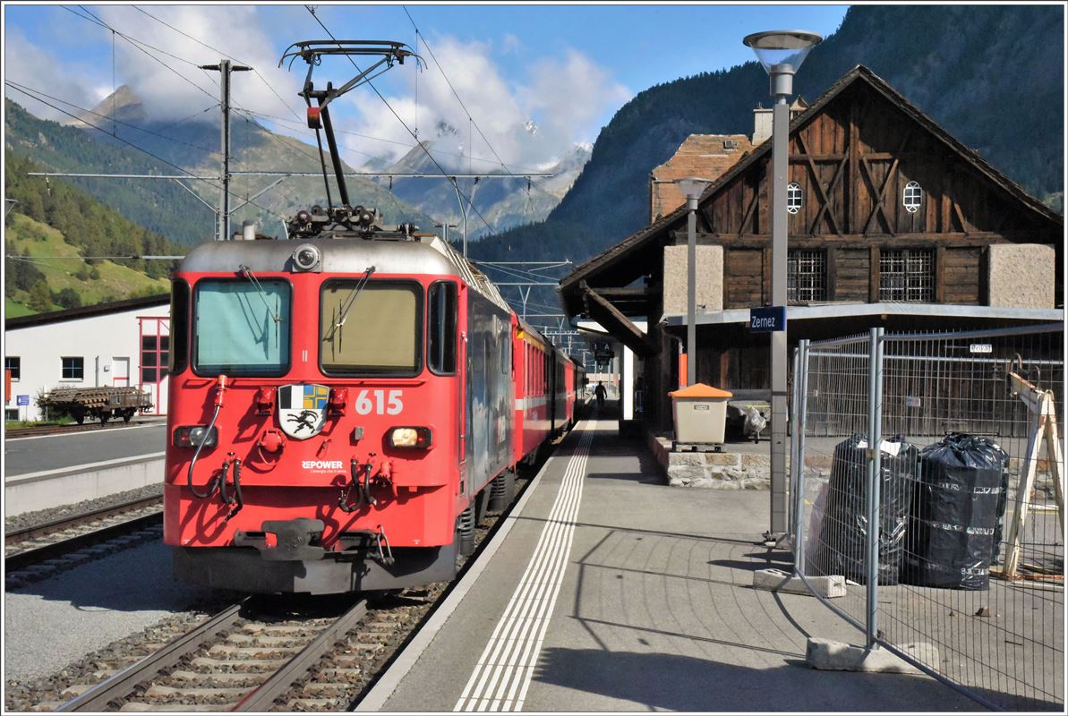 R1934 mit Ge 4/4 II 615  Klosters  in Zernez. (06.09.2016)