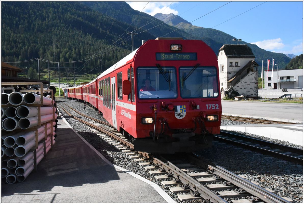R1934 mit Steuerwagen 1752 und Ge 4/4 II 615  Klosters  nach Scuol-Tarasp in Zernez. (06.09.2016)