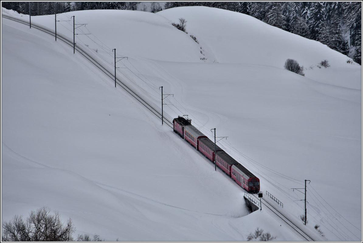 R1936 zwischen Guarda und Ardez, fotografiert von Bos-Cha herunter. (05.02.2018)