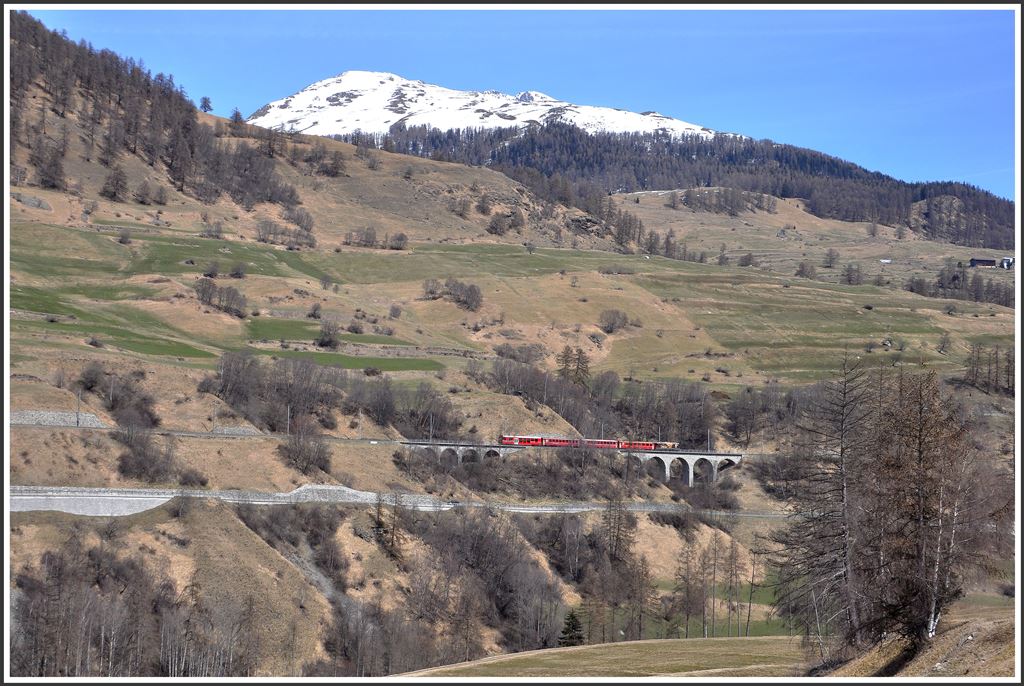 R1937 mit der Ge 4/4 II 620  Zernez  zwischen Lavin und Guarda. (10.04.2015)