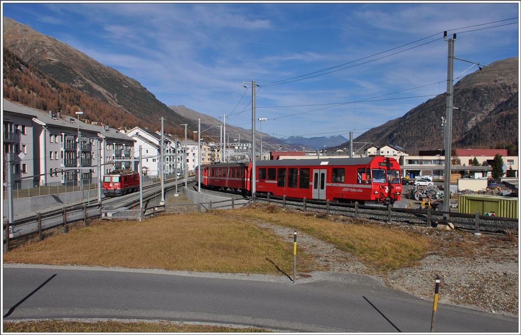 R1937 mit Steuerwagen 1751 in Samedan. (16.11.2015)