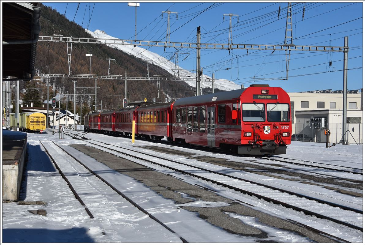R1937 mit Steuerwagen 1757 und Ge 4/4 II 622  Arosa  nach Pontresina  in Bever. (15.11.2017)