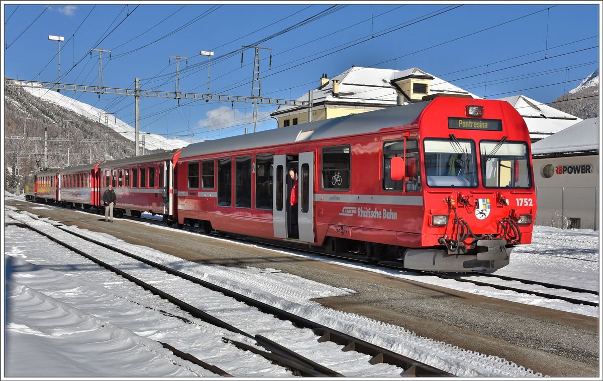 R1937 von Scuol nach Pontresina mit Steuerwagen 1752 und Schieblok 620  Zernez  in Bever. (08.11.2016)