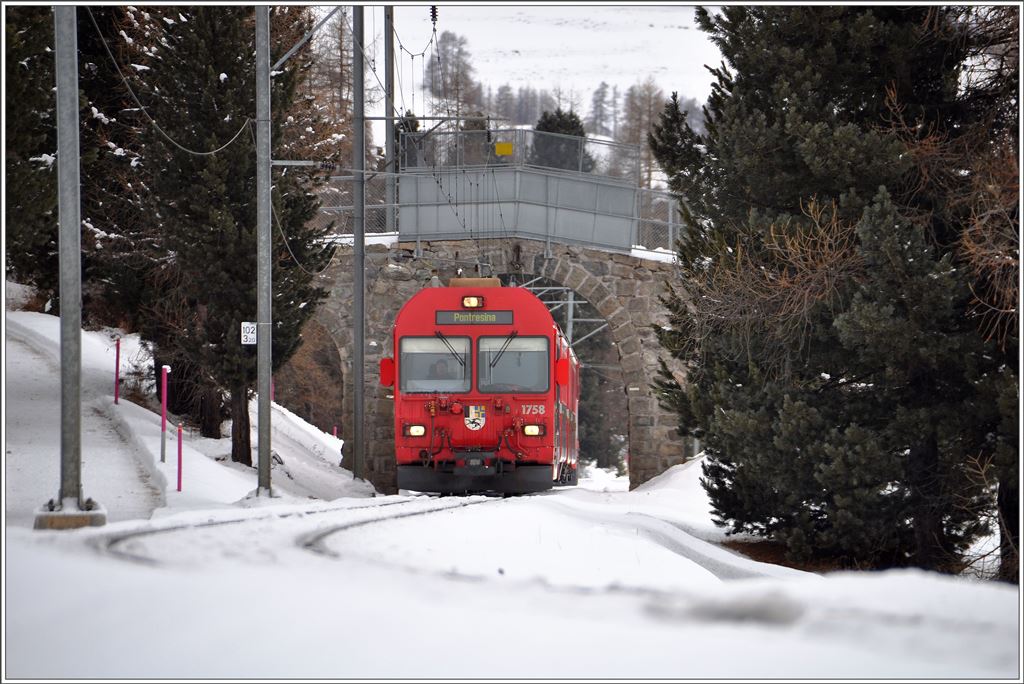 R1939 mit Steuerwagen 1758 bei Pontresina. (14.01.2016)