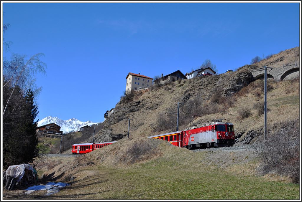 R1940 mit Ge 4/4 II 633  Zuoz  kurz vor Ardez auf dem Weg nach Scuol-Tarasp. (09.04.2015)