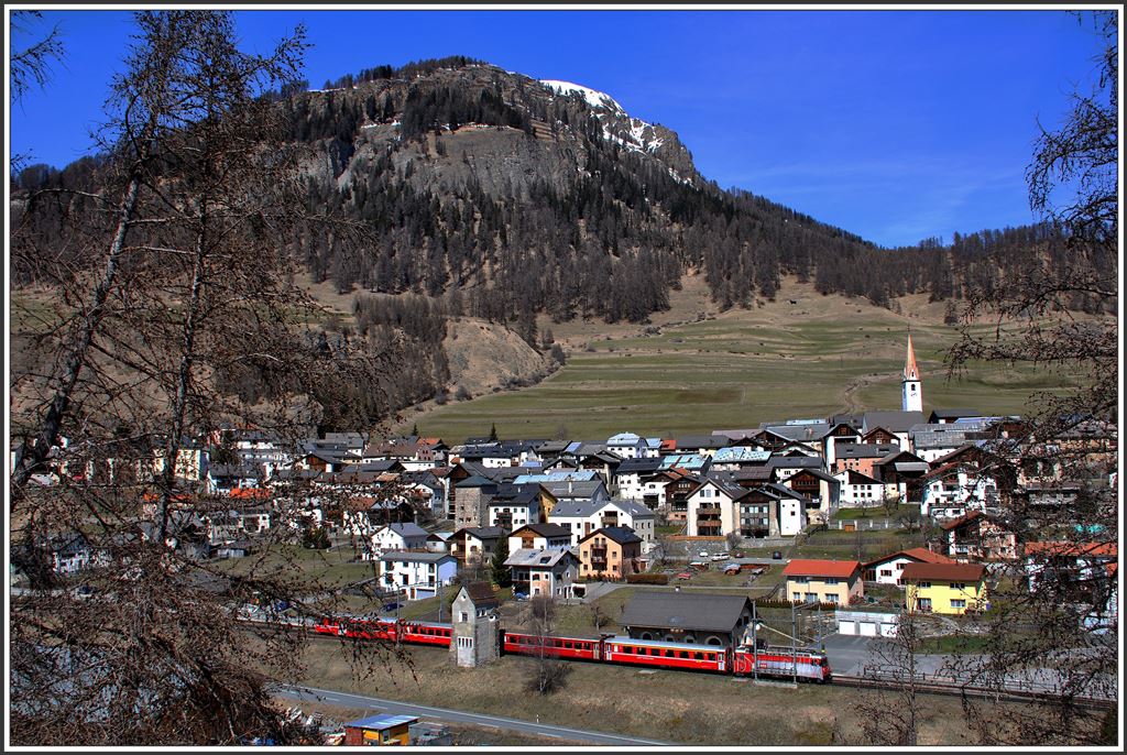 R1940 mit der Ge 4/4 II 633  Zuoz  in Ardez. (09.04.2015)