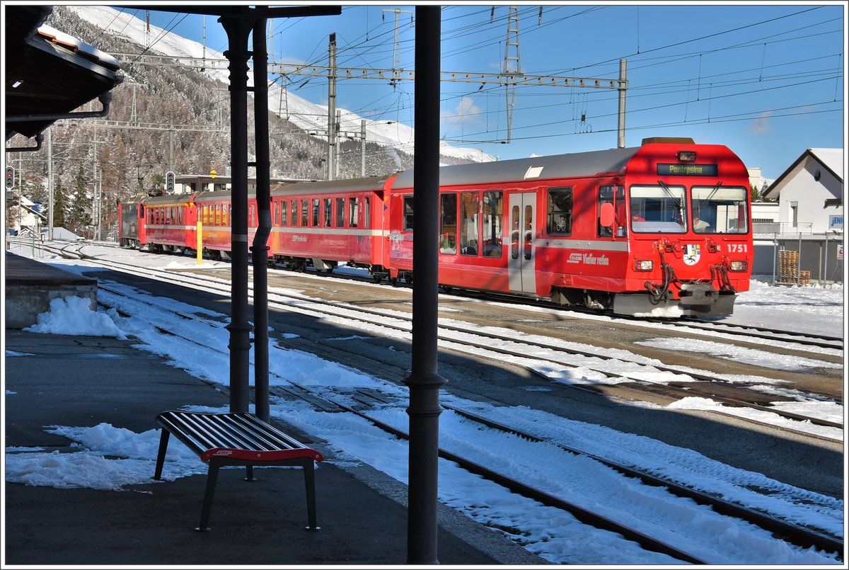 R1941 nach Pontresina mit Steuerwagen 1751 und Ge 4/4 II 615  Klosters  in Bever. (08.11.2016)