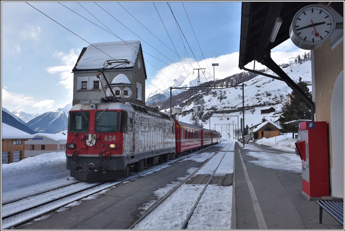 R1945 mit Steuerwagen 1752 und Ge 4/4 II 624  Celerina/Schlarigna  in Ardez. (05.02.2018)