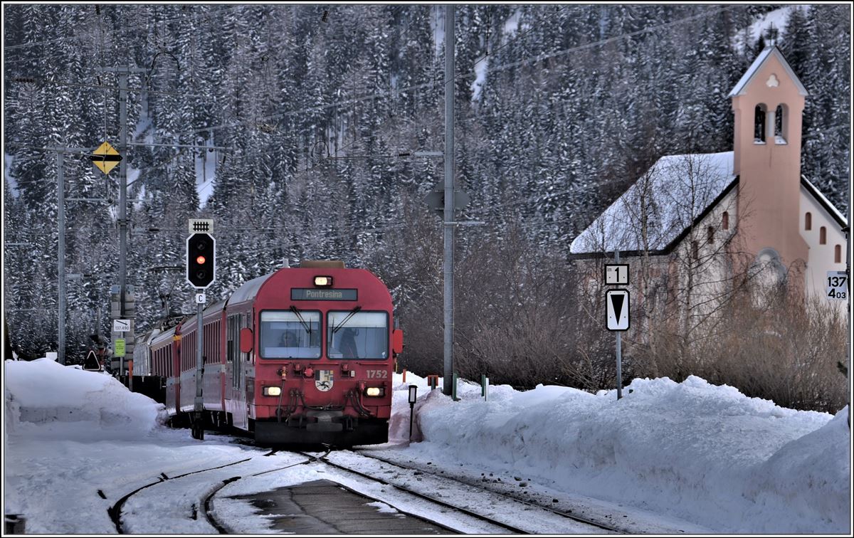 R1945 mit Steuerwagen 1752 und Ge 4/4 II 624  Celerina/Schlarigna  in Ardez. (05.02.2018)