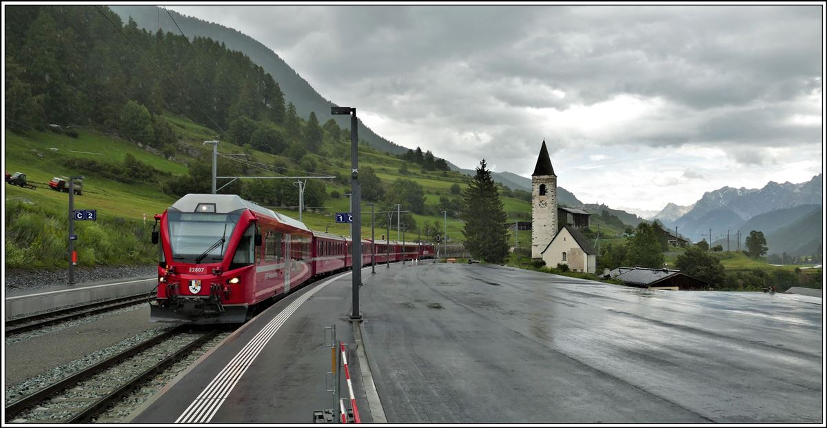 R1945 nach Pontresina mit Bt52807 und Ge 4/4 II 615  Klosters  fährt in Lavin ein. (01.07.2020)