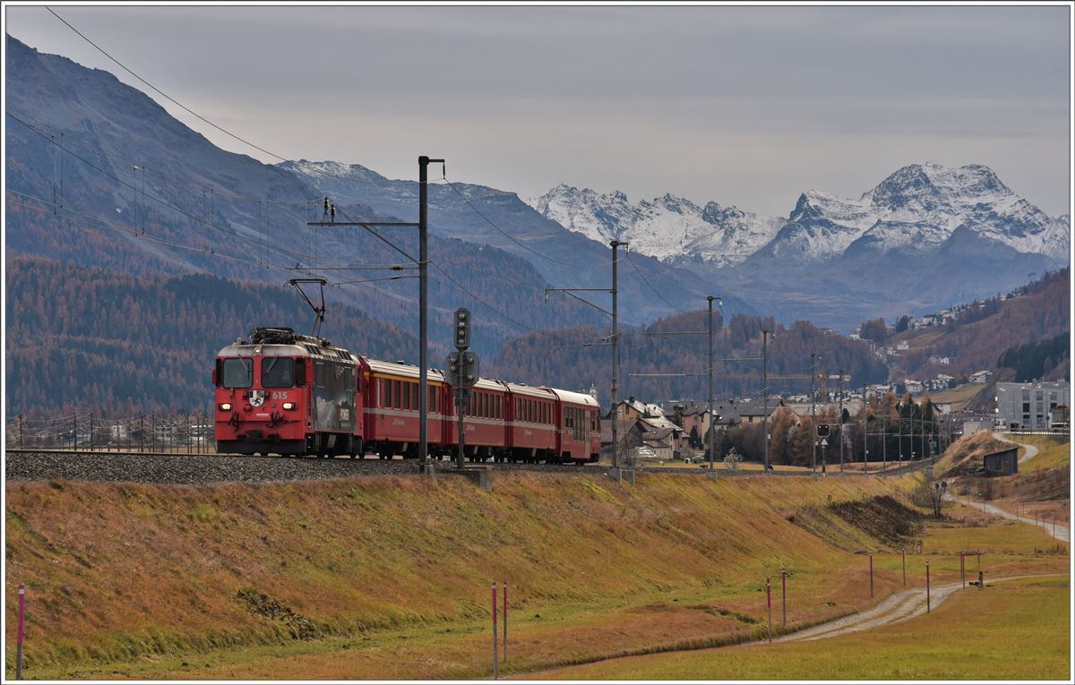 R1948 mit Ge 4/4 II 615  Klosters  zwischen Samedan und Bever.(02.11.2016)