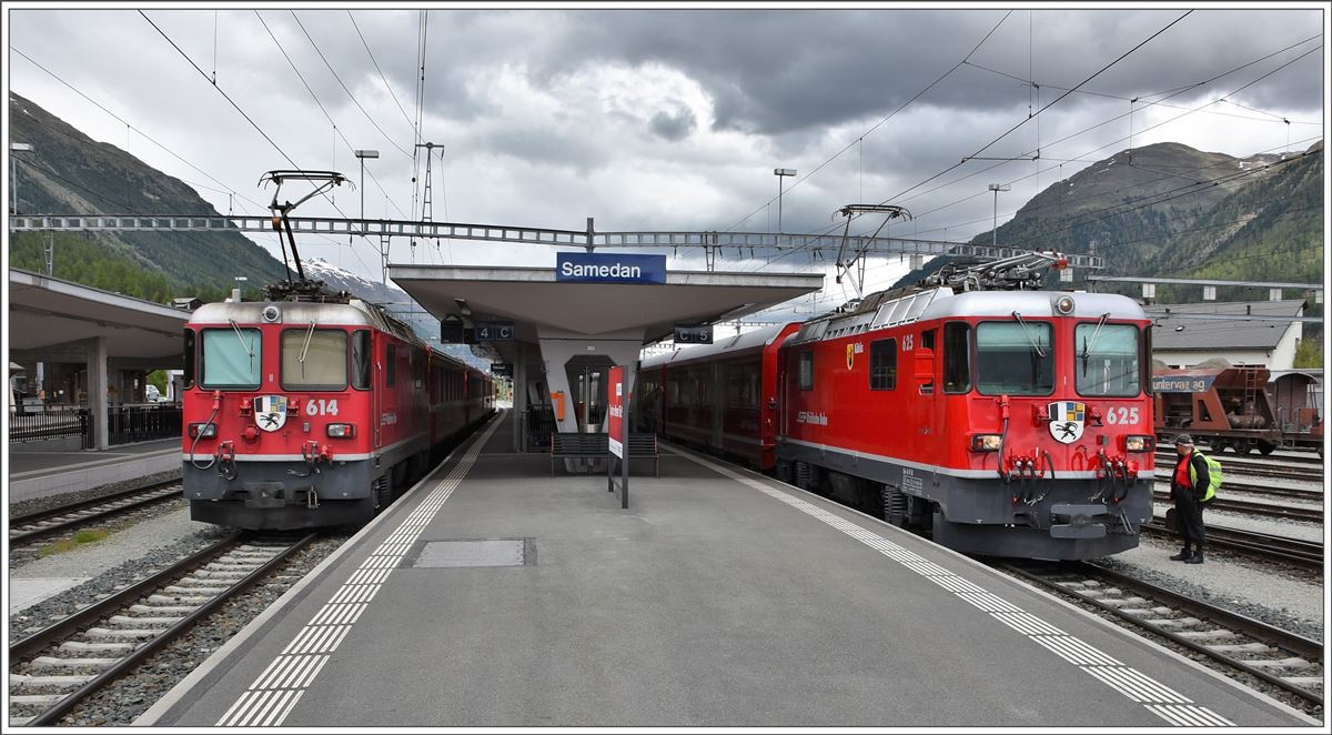R1954 nach Scuol/Tarasp mit Ge 4/4 II 614  Schiers  und RE1343 mit Ge 4/4 II 625  Küblis  nach St.Moritz in Samedan. (08.06.2016)