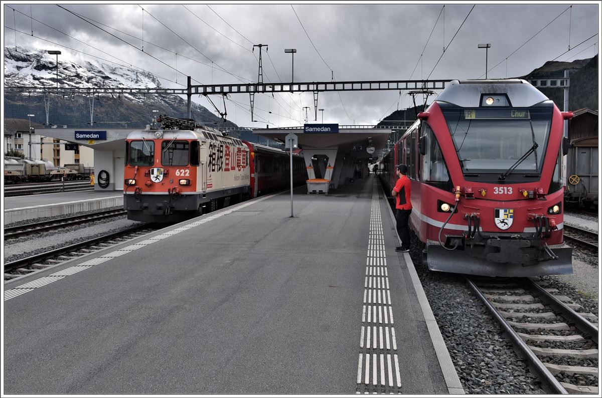 R1956 mit Ge 4/4 II 622  Arosa  nach Scuol-Tarasp und RE1156 mit ABe 8/12 3513 nach Chur in Samedan. (12.09.2017)